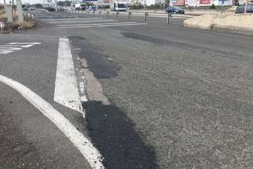 Vías y Obras rebachea la salida de La Mareta a la GC-1 a la altura de la gasolinera BP (Foto TA)